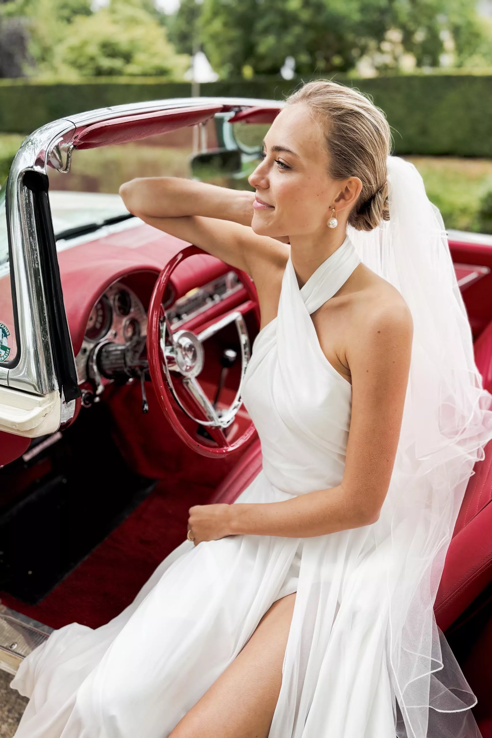 Braut in einem Oldtimer