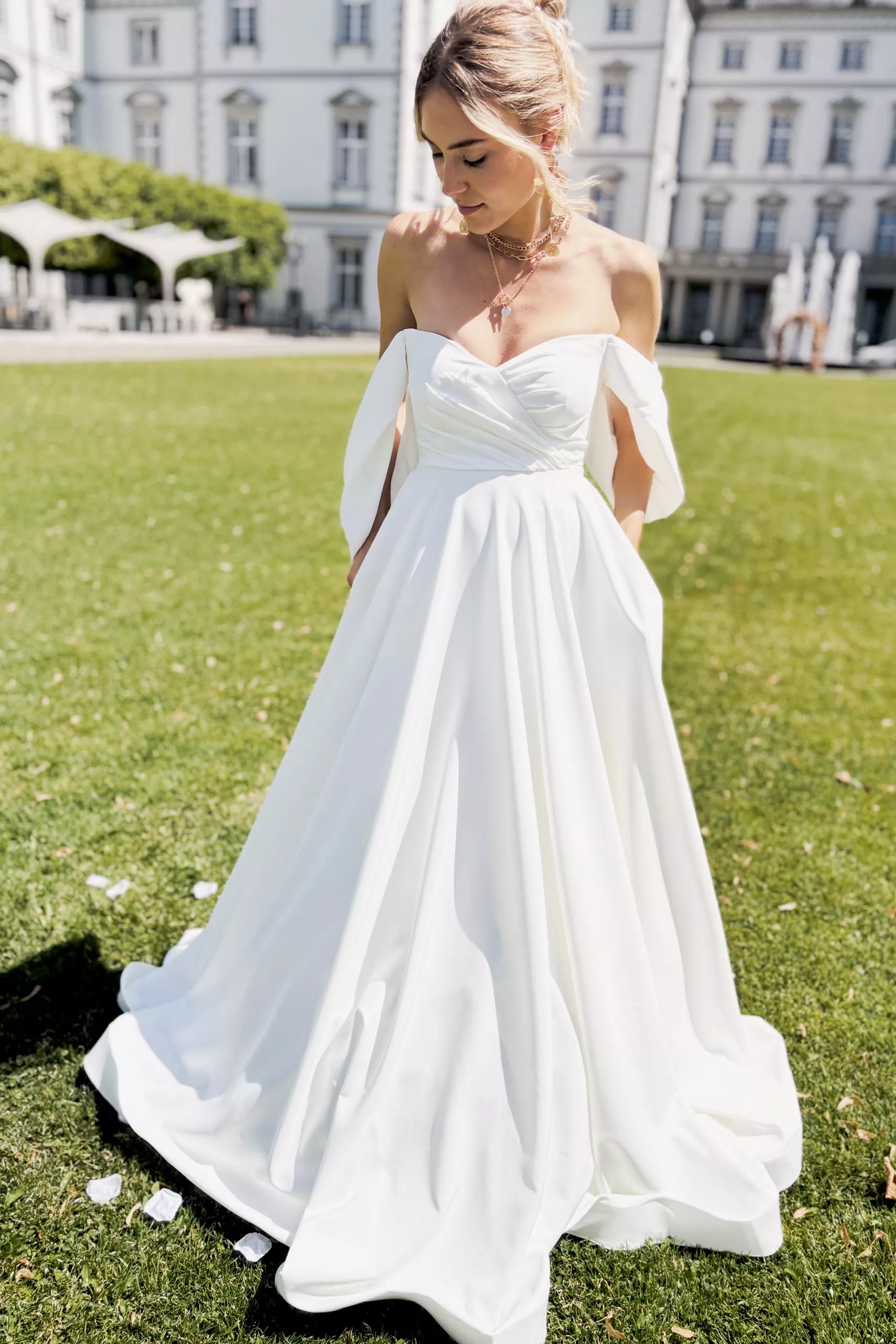 Braut im weißen festlichen Kleid