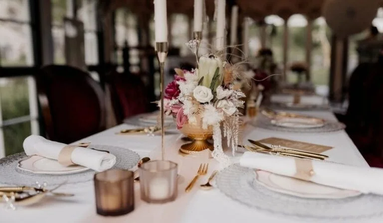 gedeckter Hochzeitstisch im Landhausstil - pure emotion Hochzeitsplanung Conny Schwinger