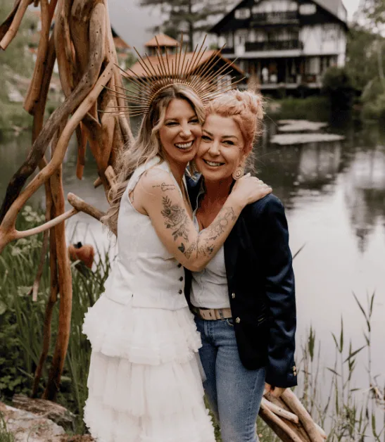 Cornelia Schwinger mit einer Braut - Hochzeitsplanung Kärnten/Österreich und Alpe-Adria-Raum