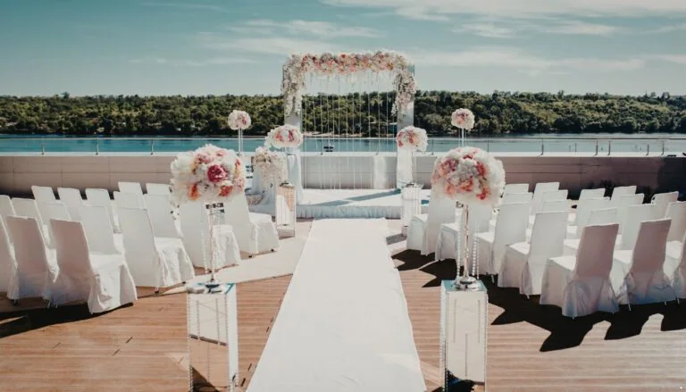 Hochzeitsfeier am See in weiß und rosa